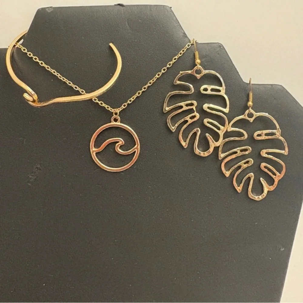 3 Piece Wave and Palm Tree Jewelry Set in Goldtone
